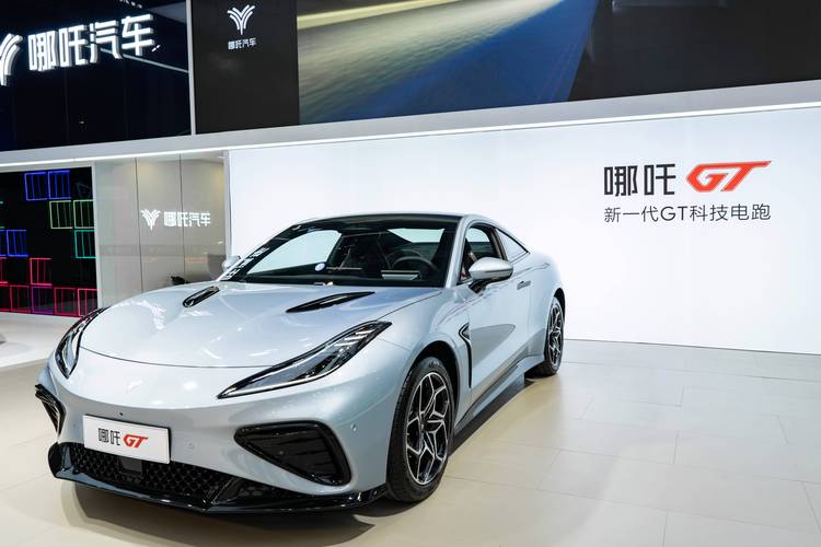 深圳249哪吒汽车在智能汽车领域的表现，领途汽车在新能源汽车市场中的影响力